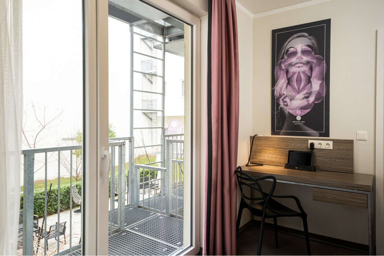 elaya-hotel-vienna-city-west-standard-zimmer-sitzbereich Die Standard Zimmer im elaya hotel vienna city west