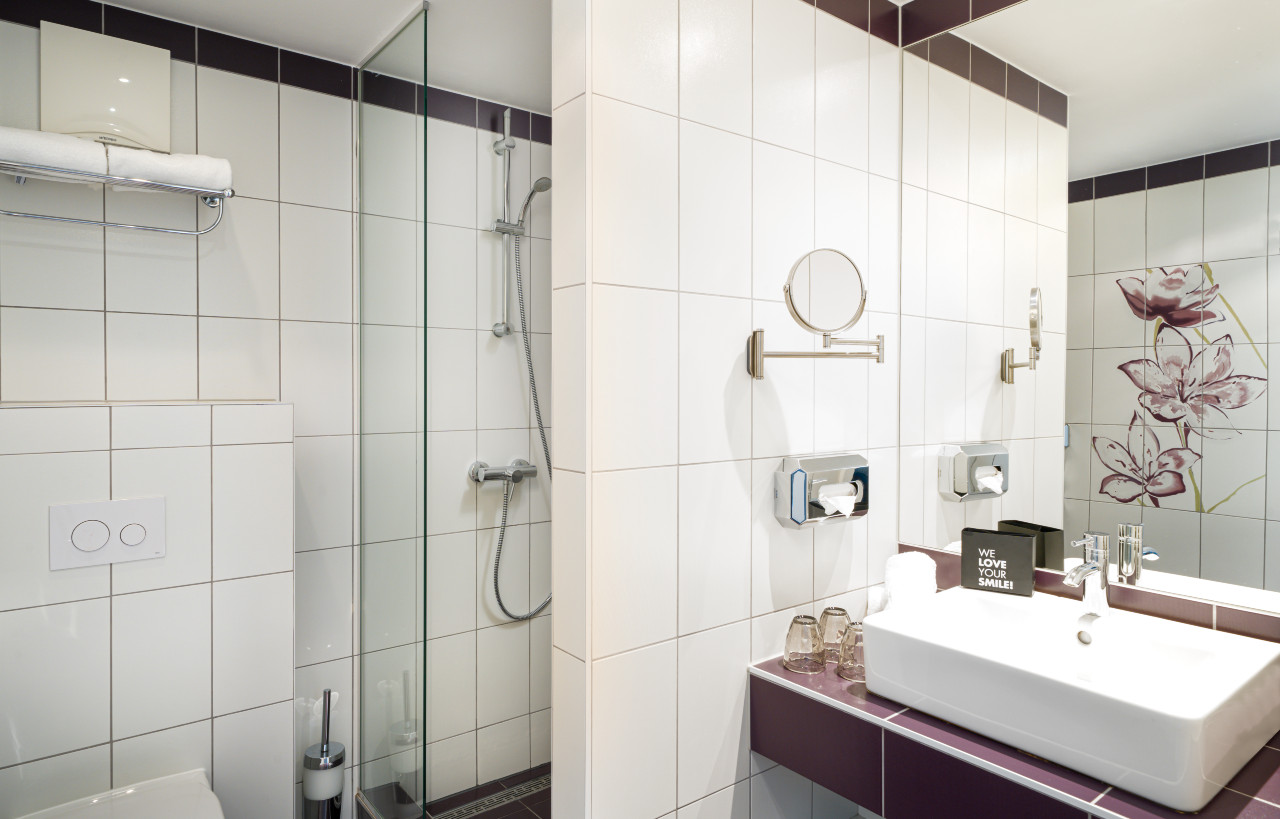 elaya-hotel-vienna-city-west-superior-doppelzimmer-bad Badezimmer in einem Superior Doppelzimmer im elaya hotel vienna city west