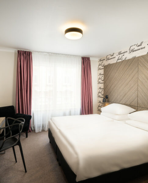 Ein großes Doppelbett schmückt die Superior Doppelzimmer im elaya hotel vienna city west