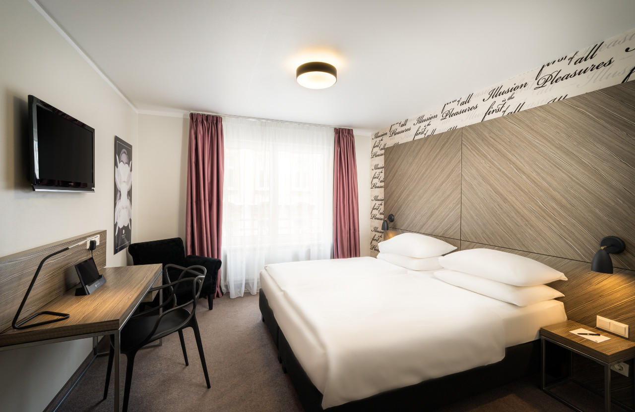 elaya-hotel-vienna-city-west-superior-doppelzimmer-bett Ein großes Doppelbett schmückt die Superior Doppelzimmer im elaya hotel vienna city west