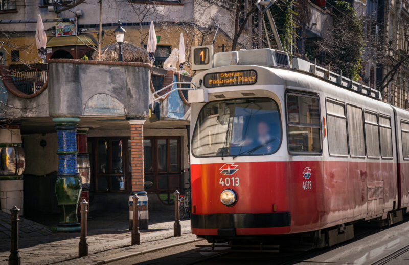 Die West-Tram in Wien. 