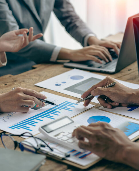 Teamwork concept, a group of business people meeting to analyze and discuss and brainstorm financial report chart data in a financial advisory office. vertical picture Der perfekte Ort für dein Meeting in Villach