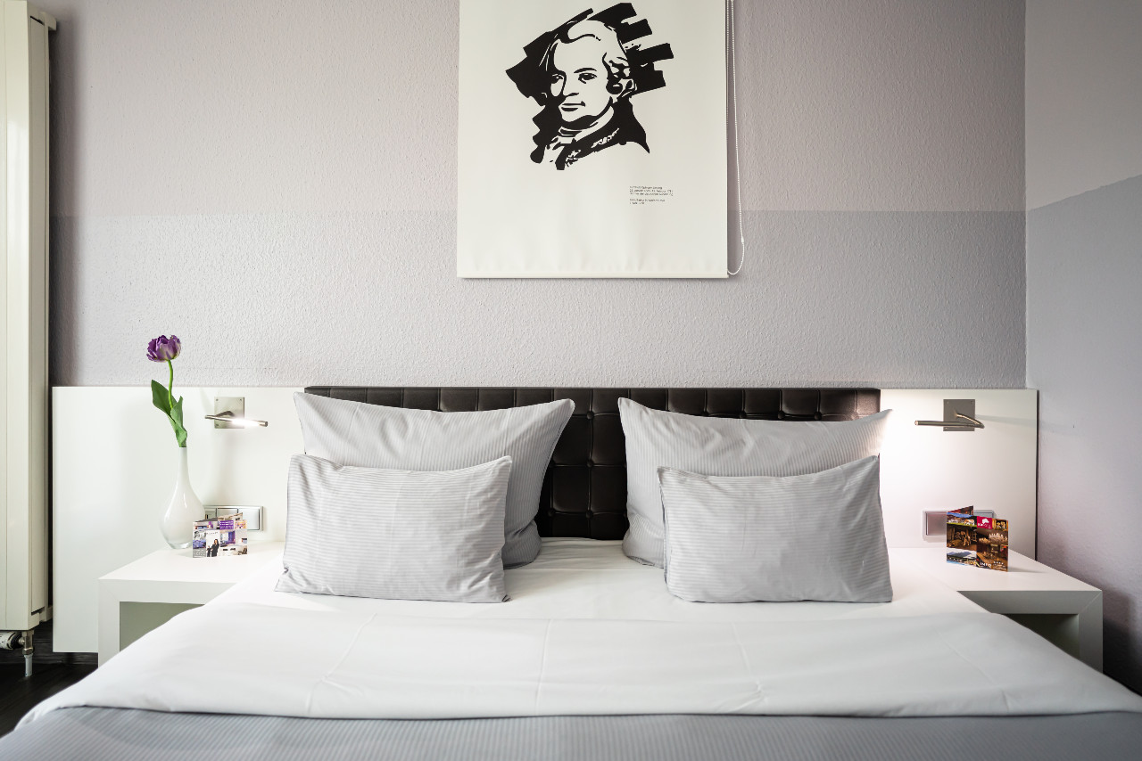 Großes Doppelbett in den Doppelzimmern im elaya hotel wolfenbuettel 