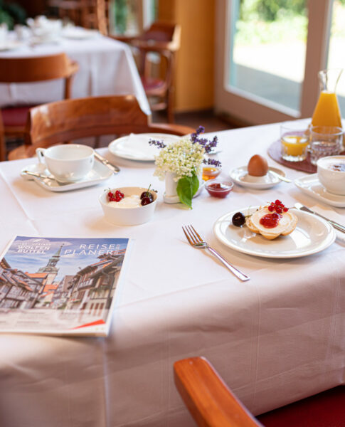 elaya-hotel-wolfenbuettel-fruehstueck-tisch Frühstücken in Wolfenbüttel