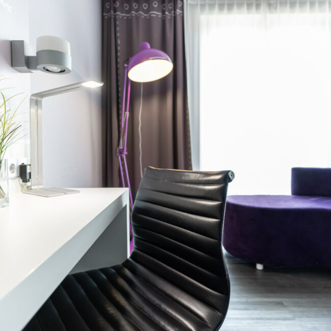 elaya-hotel-wolfenbuettel-sitzgelegenheit-standard-doppelzimmer Platz zum Arbeiten bieten die Doppelzimmer im elaya hotel wolfenbuettel