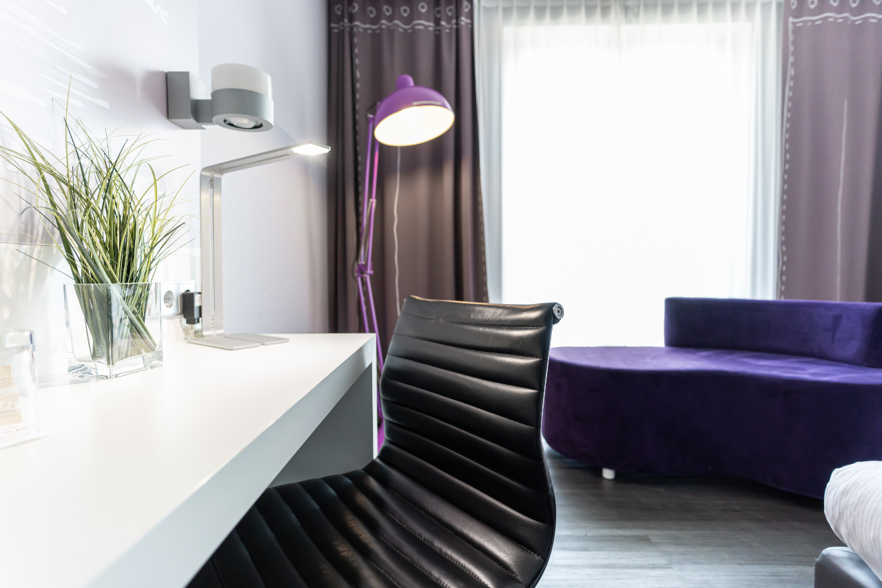 elaya-hotel-wolfenbuettel-sitzgelegenheit-standard-doppelzimmer Platz zum Arbeiten bieten die Doppelzimmer im elaya hotel wolfenbuettel