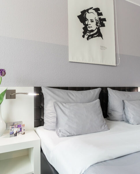 elaya-hotel-wolfenbuettel-standard-doppelzimmer-bett Die Standard Doppelzimmer im elaya hotel wolfenbuettel