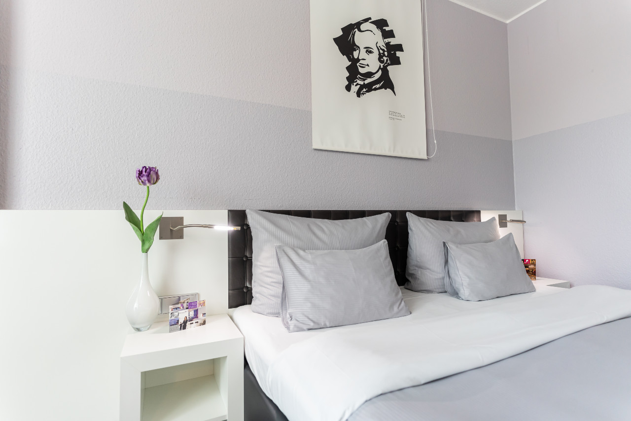 elaya-hotel-wolfenbuettel-standard-doppelzimmer-bett Die Standard Doppelzimmer im elaya hotel wolfenbuettel