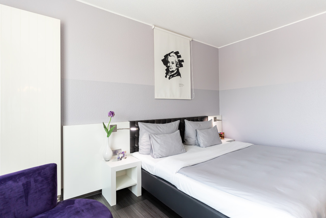 elaya-hotel-wolfenbuettel-standard-doppelzimmer-einrichtung Ein großes Doppelbett bieten die Doppelzimmer im elaya hotel wolfenbuettel