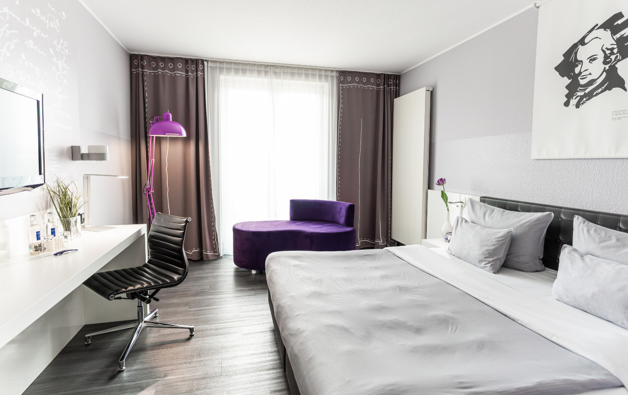 Platz zum Arbeiten bieten die Doppelzimmer im elaya hotel wolfenbuettel