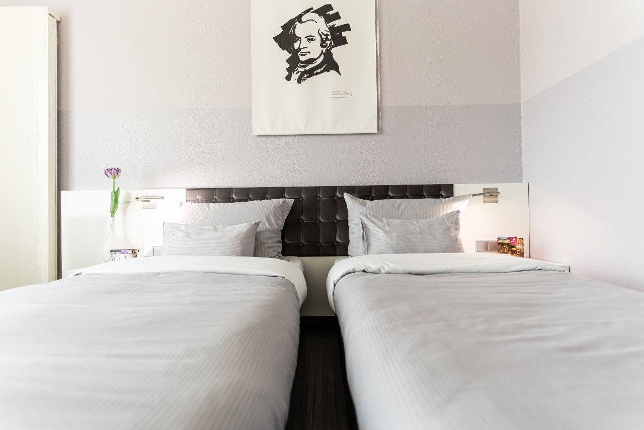 Zwei getrennte, gemütliche Betten in den Twinbettzimmern im elaya hotel wolfenbuettel