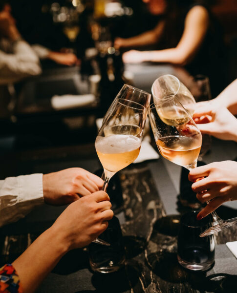 Cheers! Jetzt beim Dinner im elaya hotel frankfurt oberusel anstoßen.