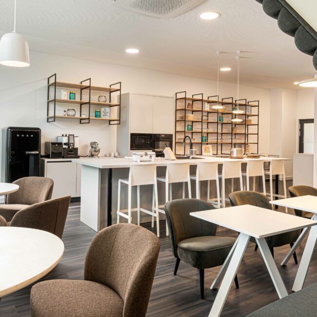 elaya-hotel-augsburg-social-area elaya hotel ausgburg: Sitzmöglichkeiten in der Social Kitchen