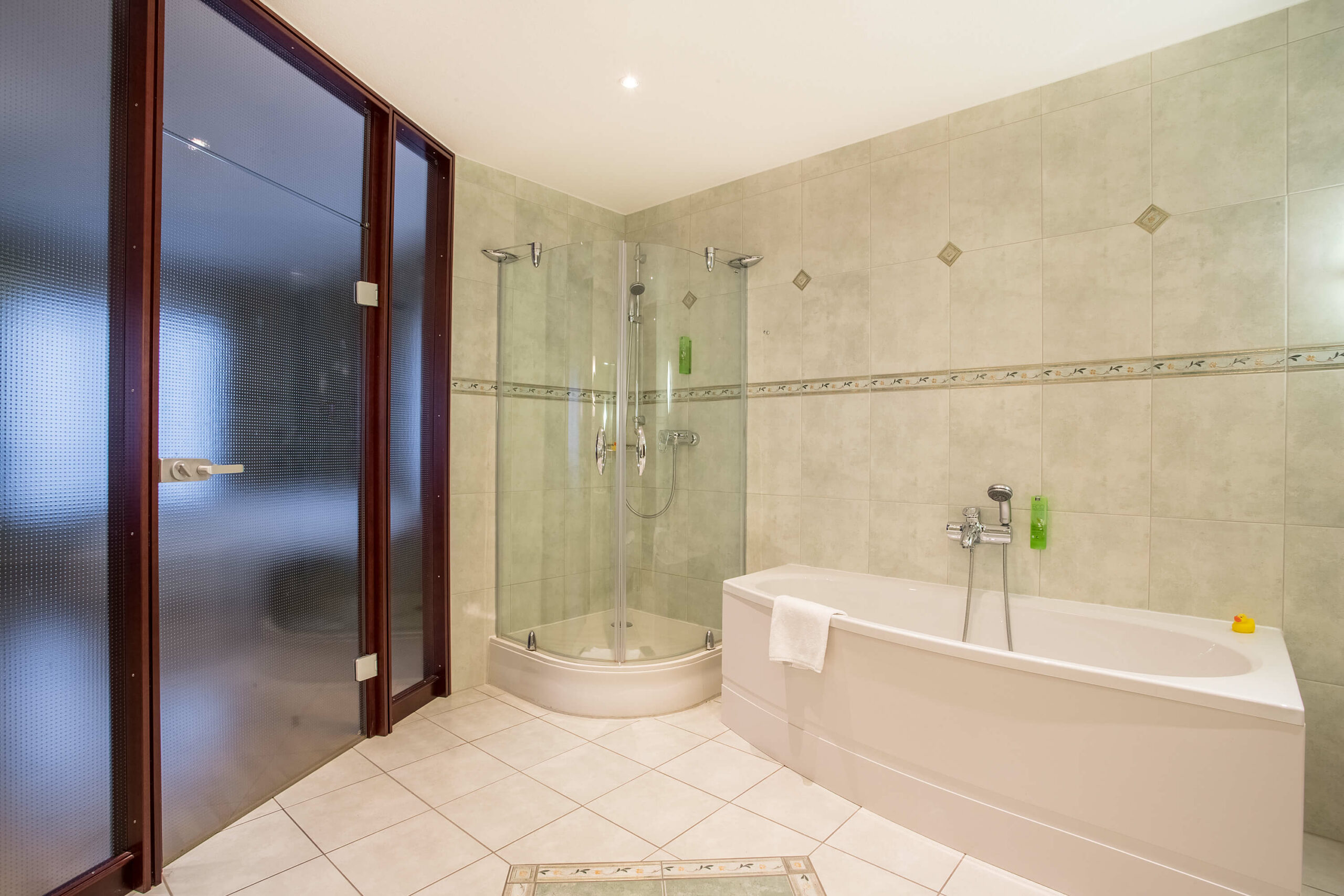 elaya-hotel-frankfurt-oberursel-suite-bad Das geräumige Badezimmer im elaya hotel frankfurt oberursel