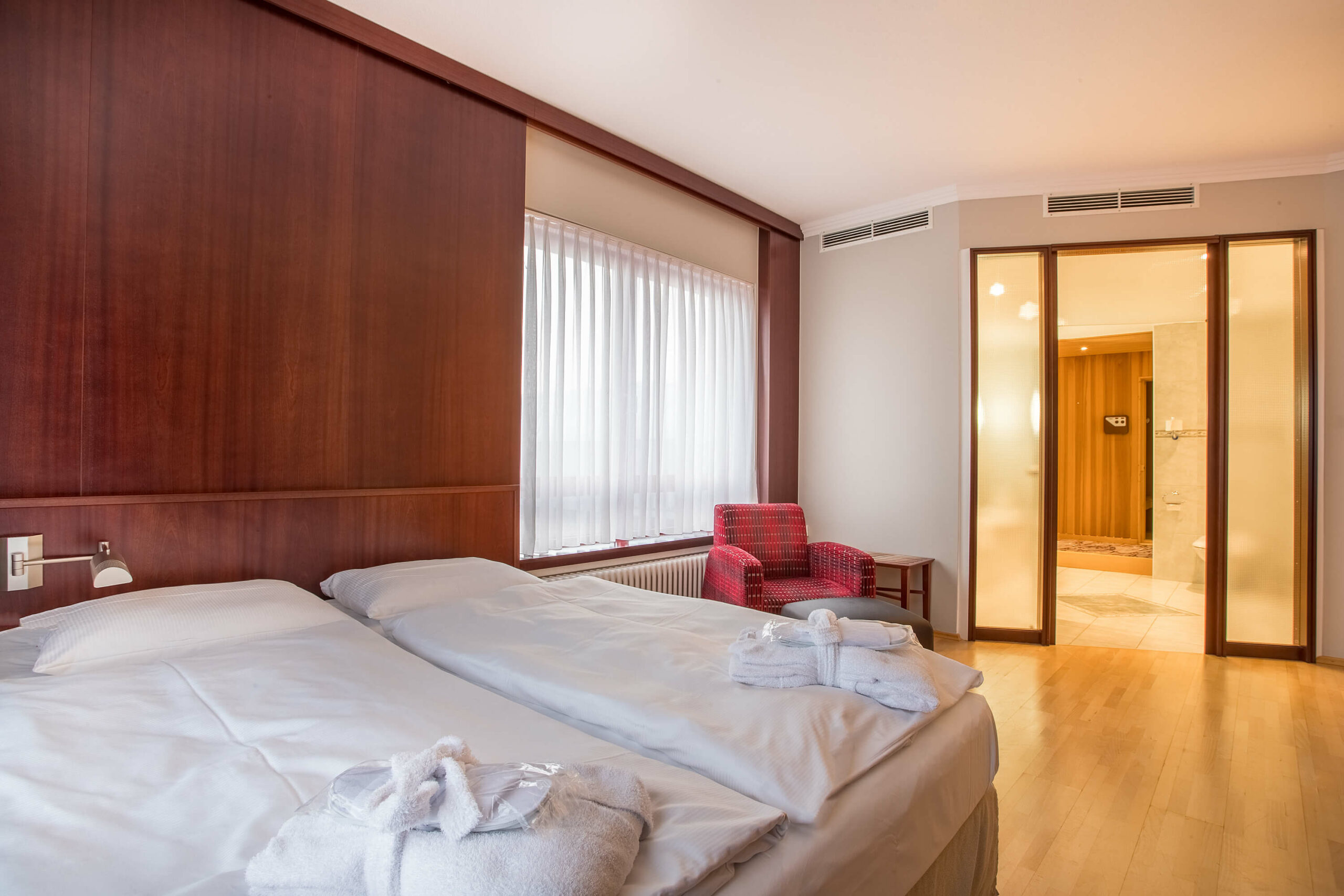 elaya-hotel-frankfurt-oberursel-suite-bett Gut schlafen in einer Suite im elaya hotel frankfurt oberusel.