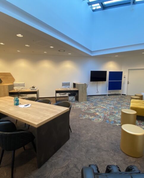 elaya-hotel-leipzig-city-center-business-lounge Perfekt für kleine Meetings: Die Business Lounge in Leipzig.
