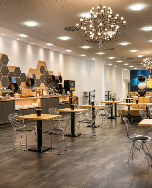 elaya-hotel-leipzig-city-center-fruehstueck-bereich-tische Frühstück in Leipzig, direkt in der Altstadt,