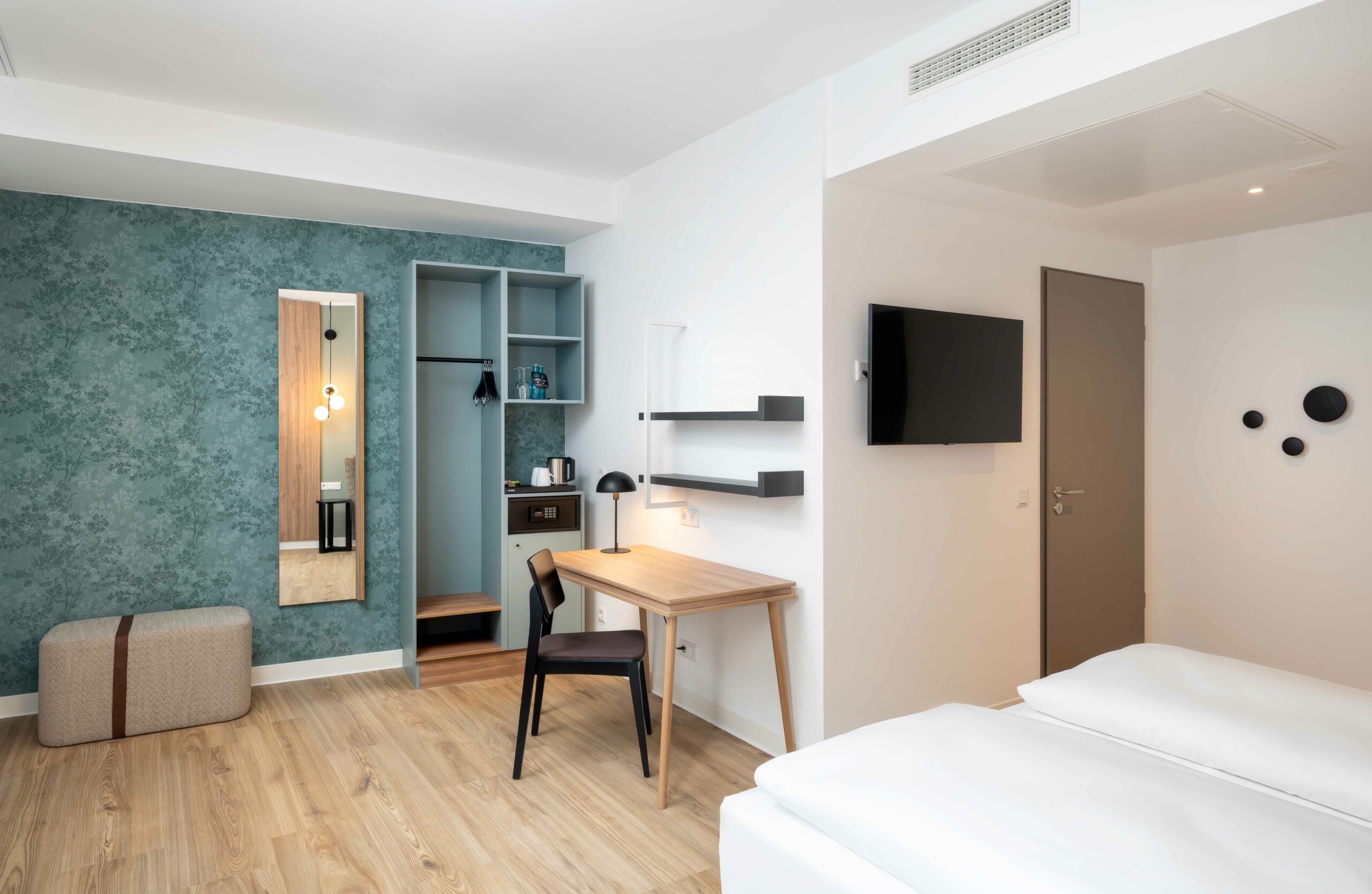 elaya-hotel-regenbsurg-city-center-superior-doppelzimmer-einrichtung-tisch Ein Doppelzimmer der Kategorie Superior im elaya hotel regensburg city center