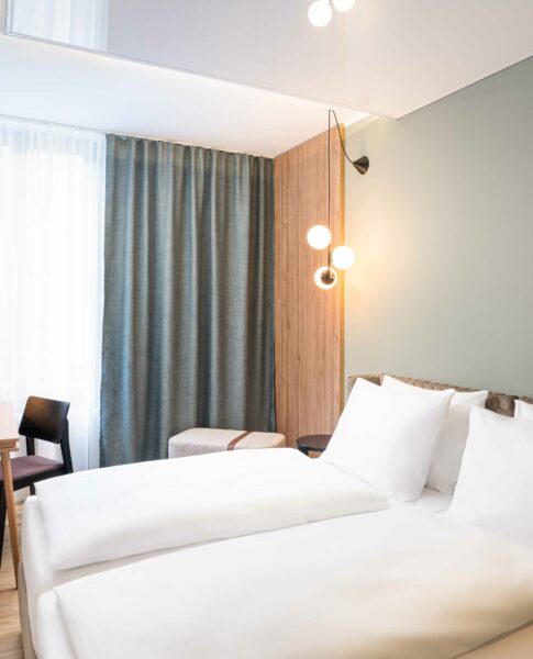 elaya-hotel-regensburg-standard-doppelzimmer-bett Das Standard Doppelzimmer im elaya hotel regensburg city center.