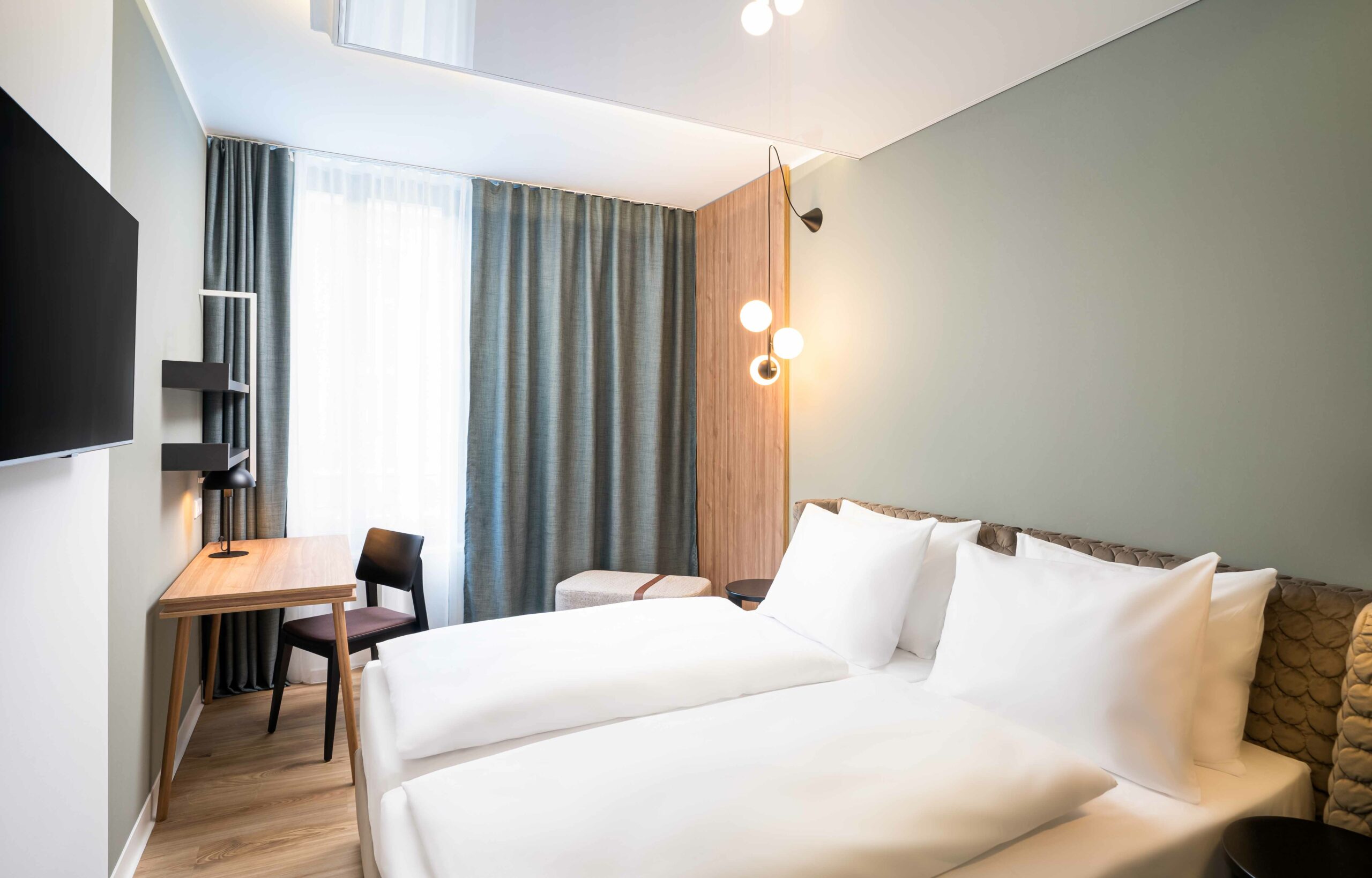 elaya-hotel-regensburg-standard-doppelzimmer-bett Das Standard Doppelzimmer im elaya hotel regensburg city center.