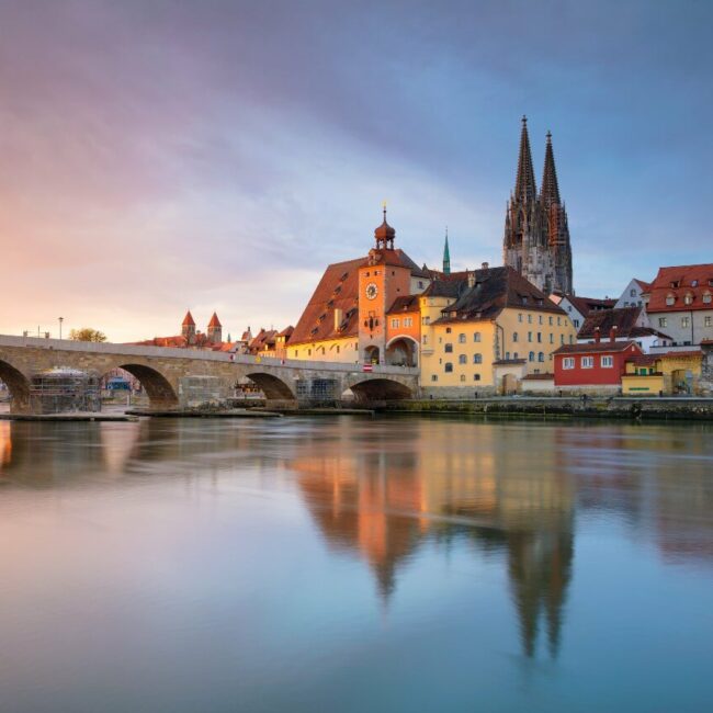 Regensburg auf einem Schiff entdecken.
