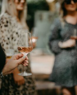 innehof-nah-aufnahme-getränke-charles-im-elaya-hotel-villach Guten Wein bei uns genießen
