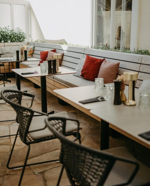 innenhof-gedeckte-tische-charles-im-elaa-hotel-villach Sonnenterrasse im elaya hotel villach.