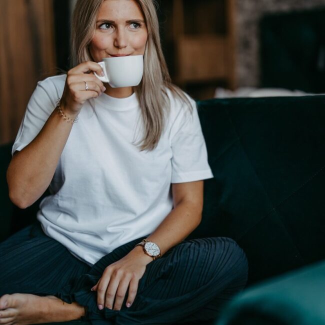 Frau trink Kaffee im elaya hotel villach