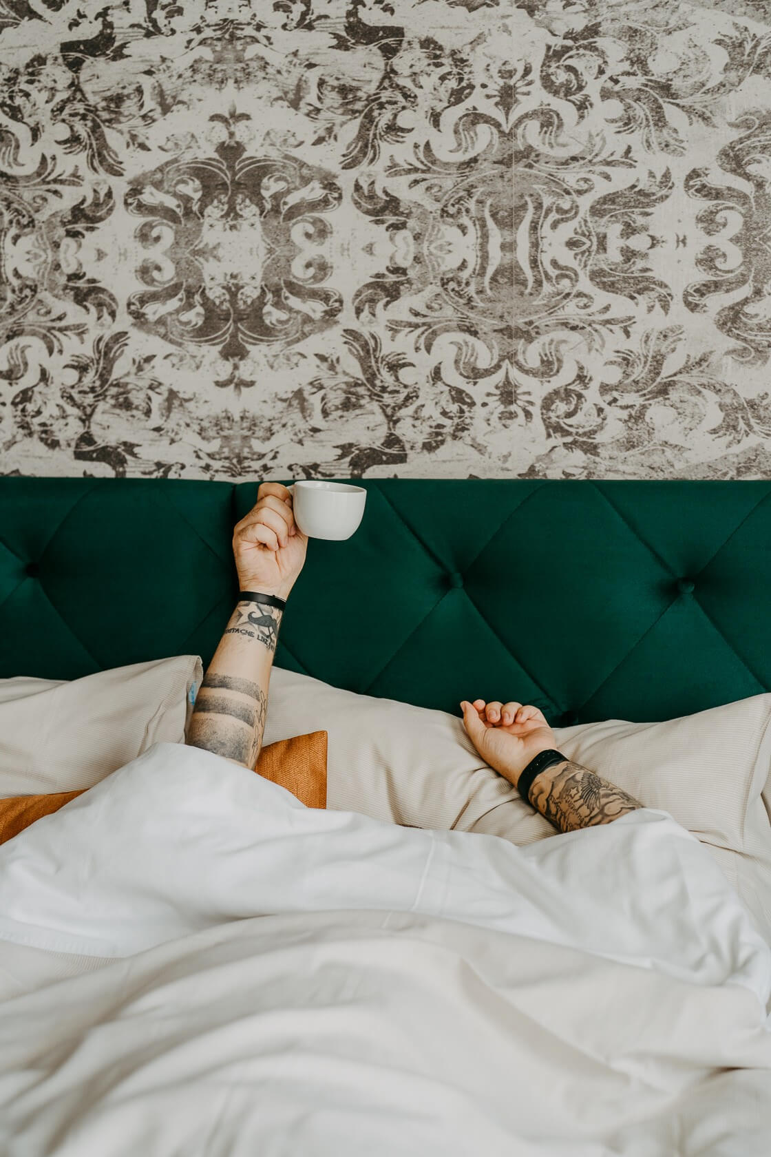 model-im-bett-kaffee-junior-suite-elaya-hotel-villach Einfach mal liegen bleiben