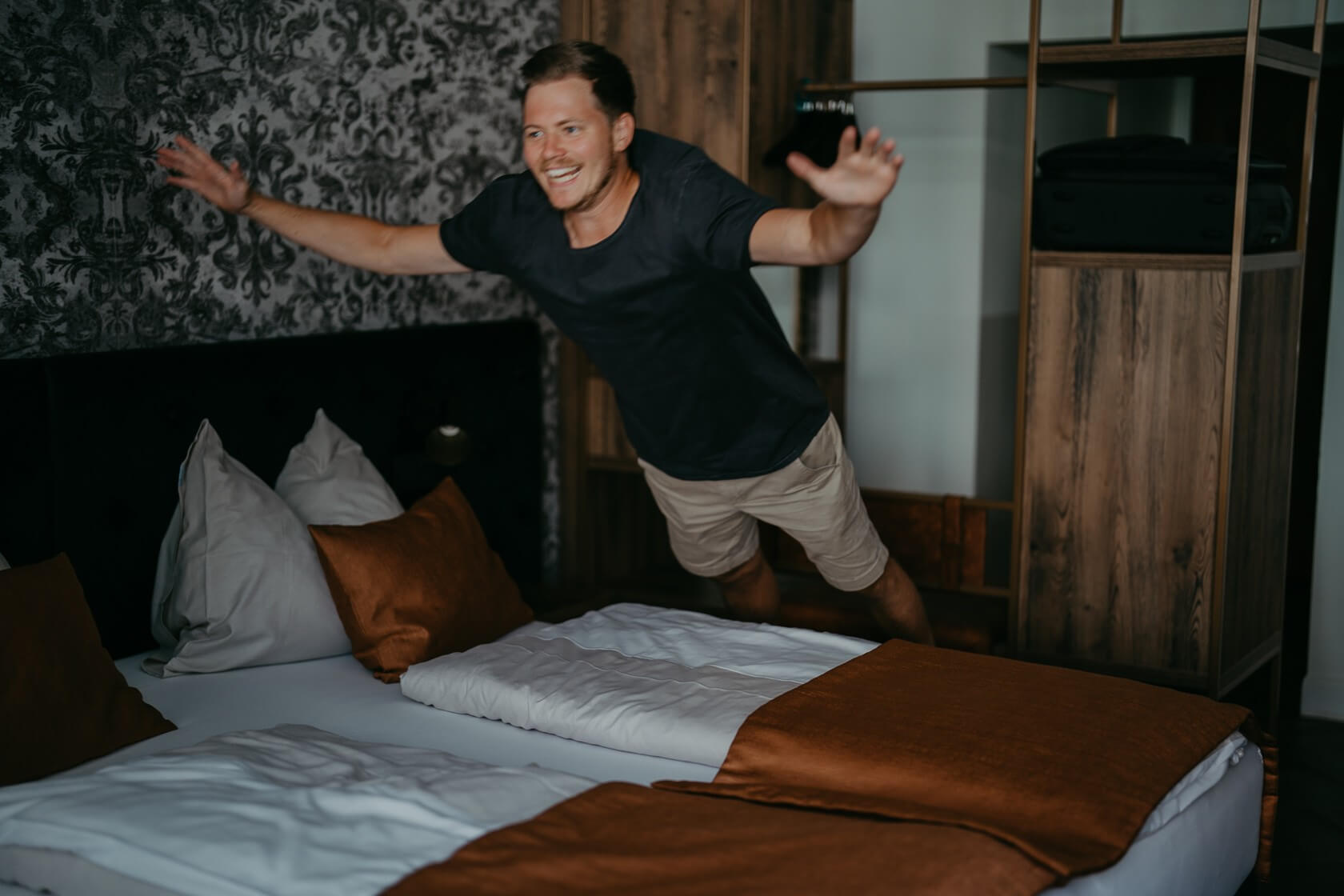 model-springt-aufs-bett-superior-doppelzimmer-elaya-hotel-villach Einfach ins Bett fliegen! Im elaya hotel villach.