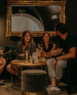 models-sitzen-in-der-lounge-charles-elaya-hotel-villach Gemütlich zusammen sitzen.