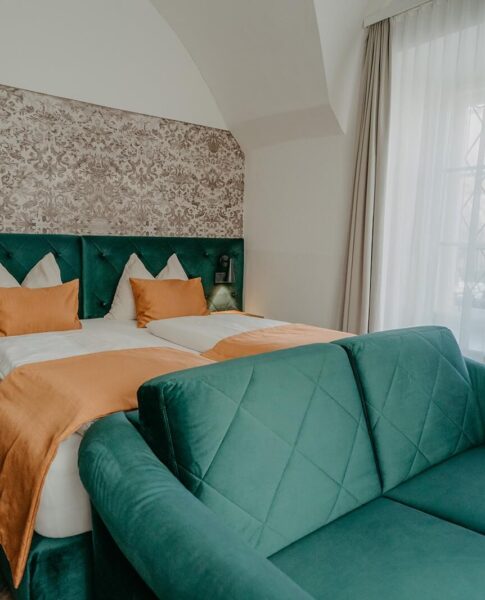 superior-doppelzimmer-doppelbett-mit-couch-elaya-hotel-villach Das Superior Zimmer im elaya hotel villach.
