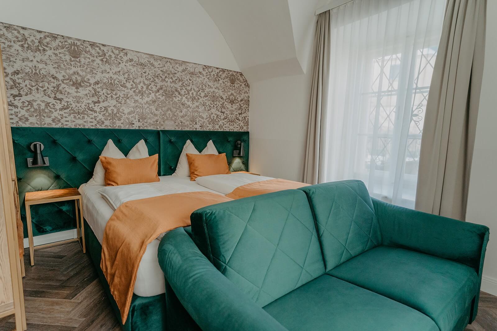 superior-doppelzimmer-doppelbett-mit-couch-elaya-hotel-villach Das Superior Zimmer im elaya hotel villach.