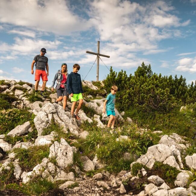 deine-route-zum-hausberg-rundweg Wandern zum Gipfelkreuz der Steinplatte