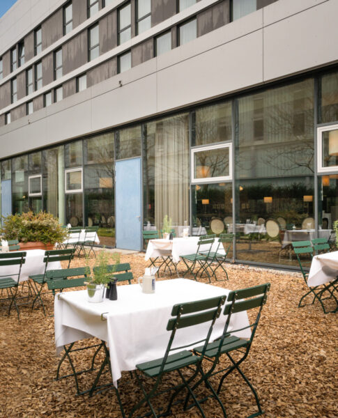 Der gemütliche Biergarten im elaya hotel munich schwabing