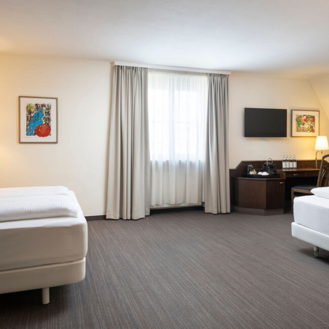 elaya-hotel-noerdlingen-familienzimmer Das Familienzimmer bietet genügend Platz für die ganze Familie