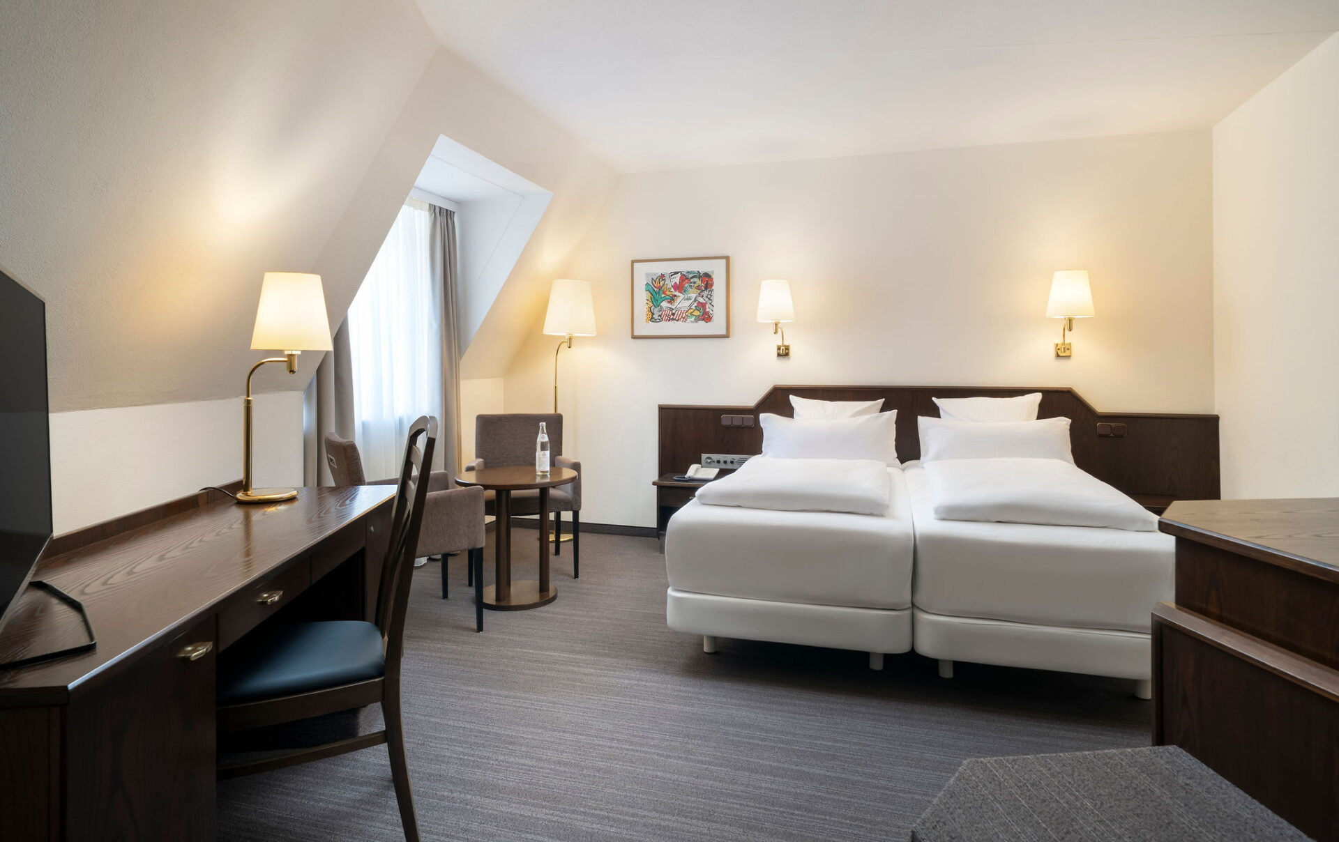 elaya-hotel-noerdlingen-standard-doppelzimmer-bett Unser Doppelzimmer verfügt über eine Sitzecke und einen Schreibtisch