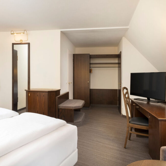 elaya-hotel-noerdlingen-standard-doppelzimmer-eingangsbereich Der Schreibtisch im Doppelzimmer