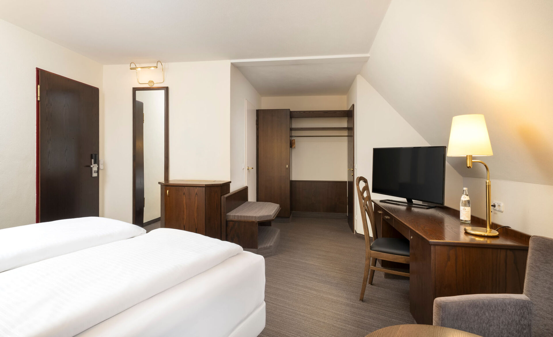 elaya-hotel-noerdlingen-standard-doppelzimmer-eingangsbereich Der Schreibtisch im Doppelzimmer