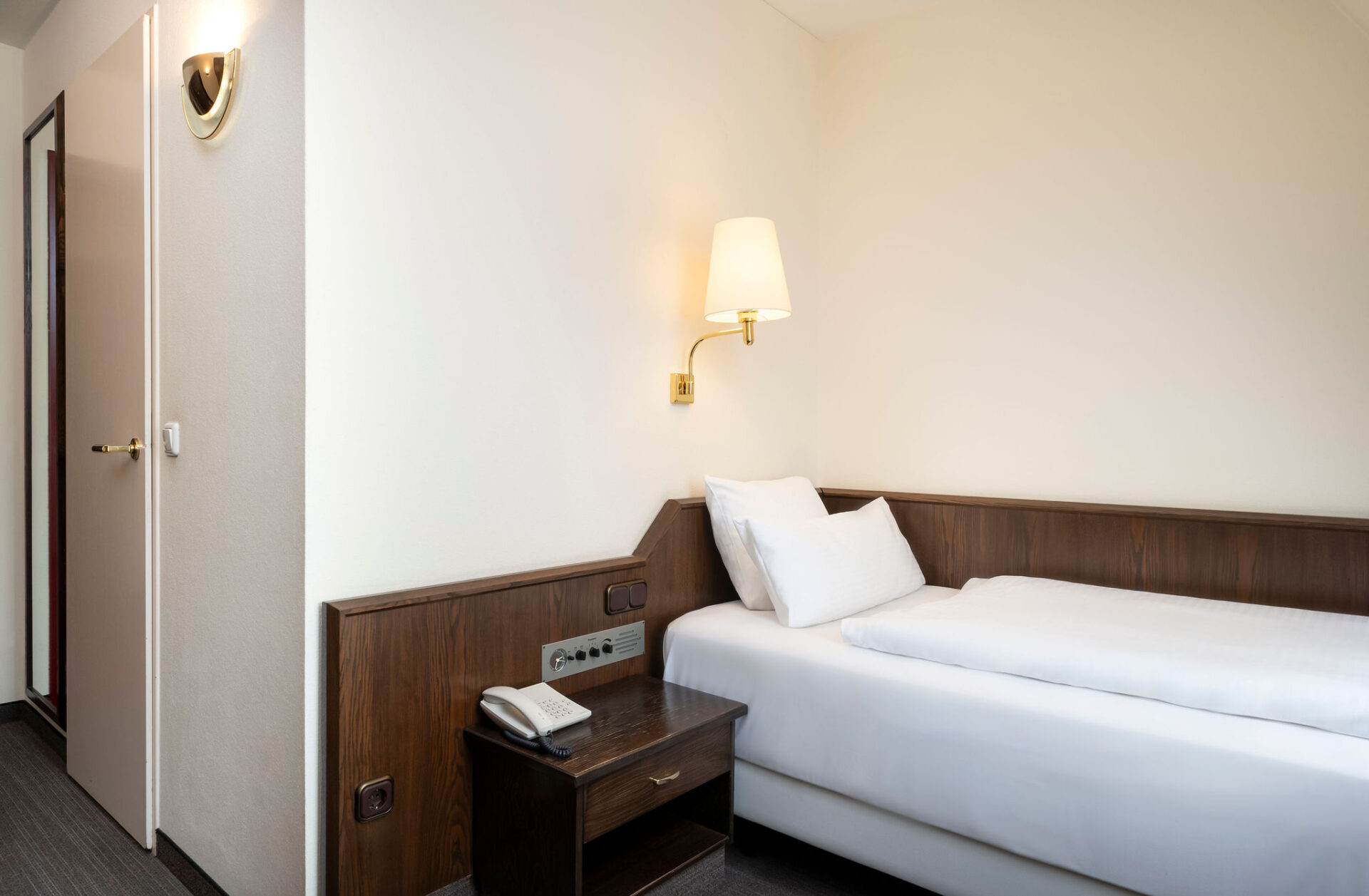 elaya-hotel-noerdlingen-standard-einzelzimmer-bett Das Bett im Einzelzimmer