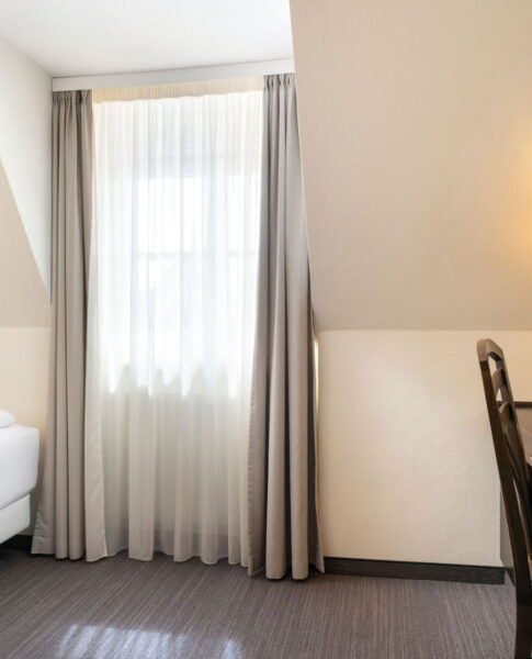 elaya-hotel-noerdlingen-standard-einzelzimmer-fenster Das Einzelzimmer mit Schreibtisch