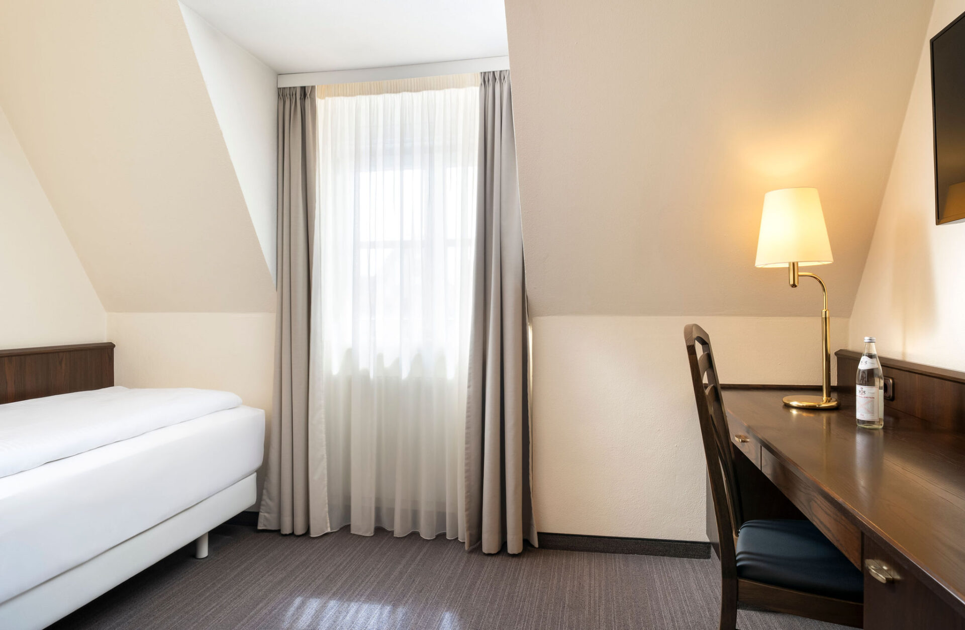 elaya-hotel-noerdlingen-standard-einzelzimmer-fenster Das Einzelzimmer mit Schreibtisch