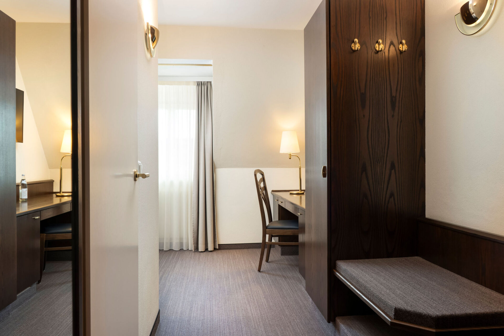 elaya-hotel-noerdlingen-standard-einzelzimmer Das Einzelzimmer eignet sich für Deinen Solo-Trip