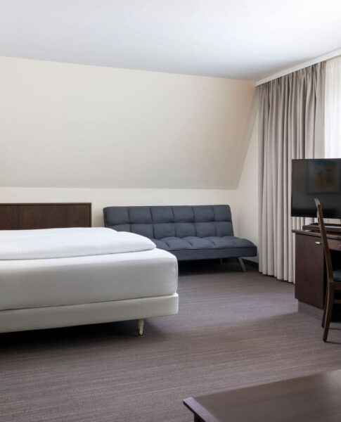 elaya-hotel-noerdlingen-superior-zimmer-bett Das Superior Zimmer inklusive Sofa