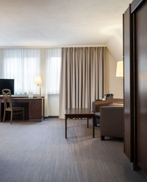 elaya-hotel-noerdlingen-superior-zimmer-eingangsbereich Der Kleiderschrank im Superior Zimmer bietet genug Platz für Dein Gepäck