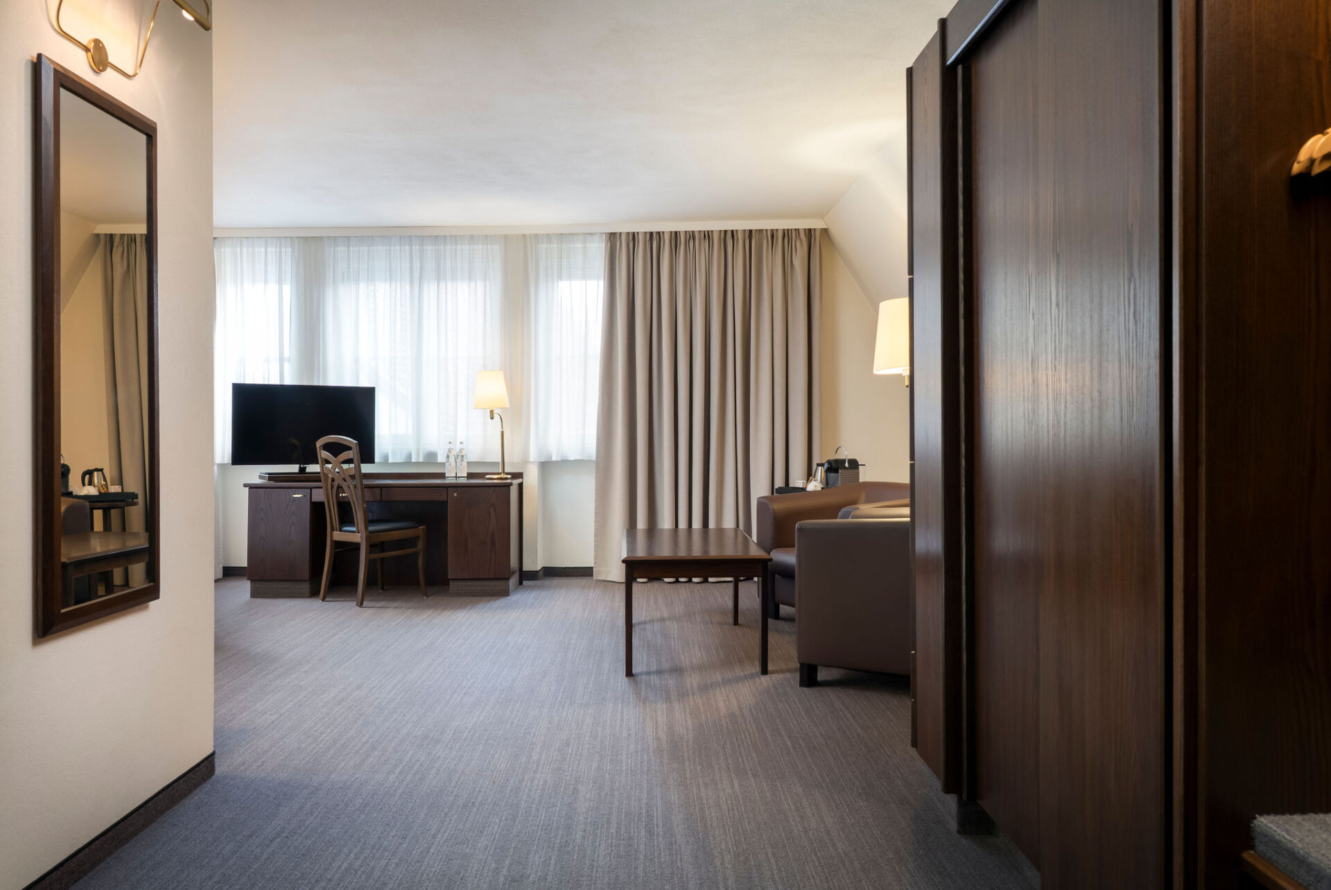 elaya-hotel-noerdlingen-superior-zimmer-eingangsbereich Der Kleiderschrank im Superior Zimmer bietet genug Platz für Dein Gepäck