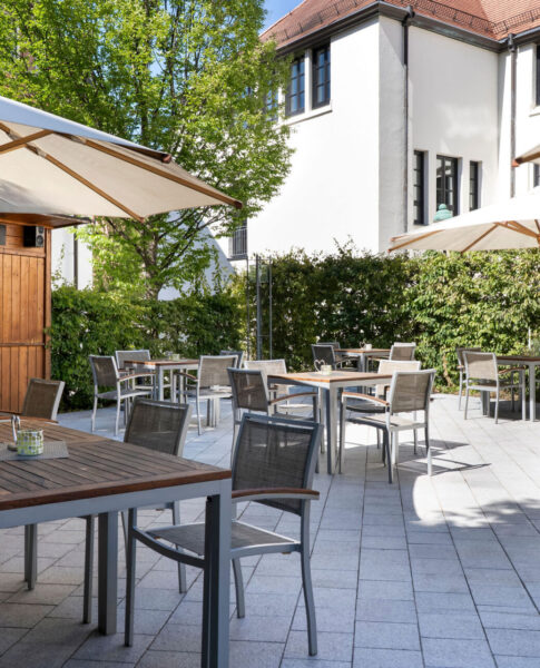 elaya-hotel-noerdlingen-terrasse Auf unserer Terrasse kannst Du die Sonne genießen