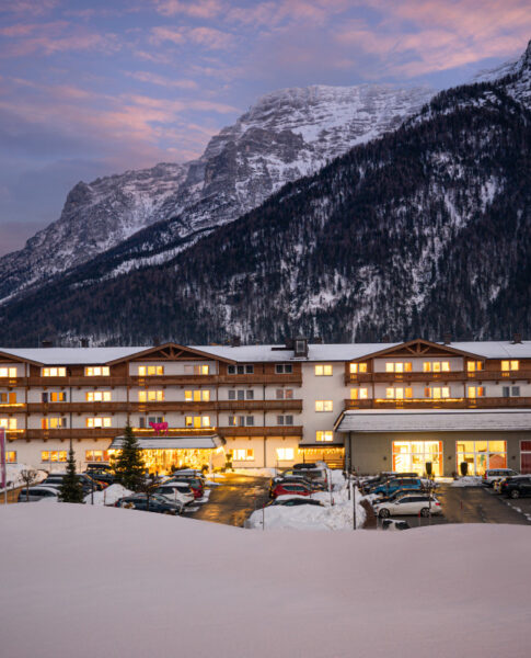 elaya-hotel-steinplatte-aussenansicht-winter-nacht Exterior view of the elaya hotel steinplatte