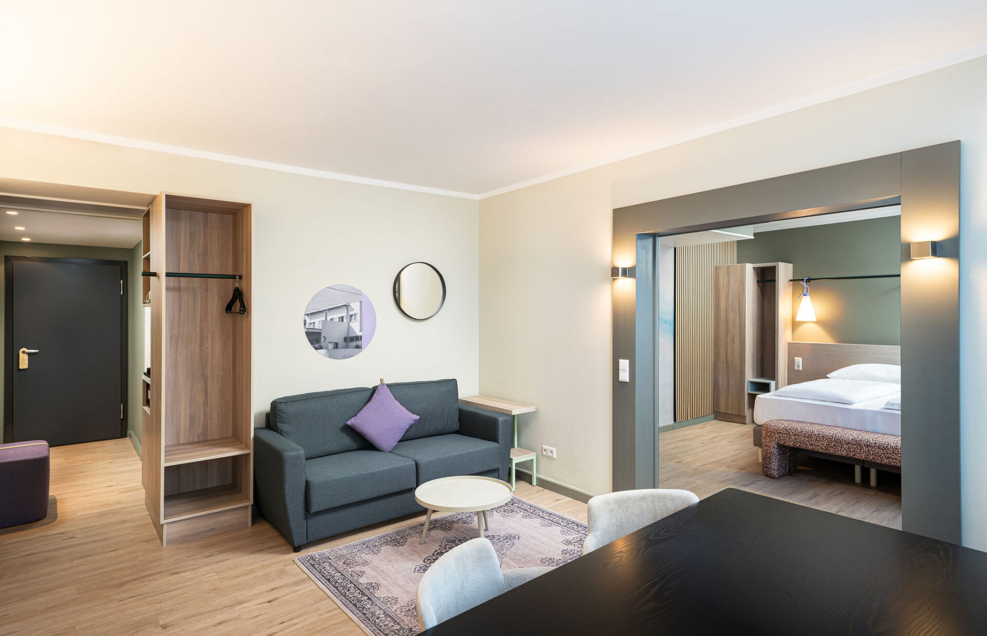 Der geräumige Wohnbereich in der Suite des elaya hotel suttgart ludwigsburg 