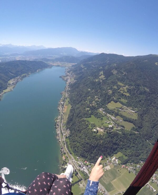 Ausblick auf den Ossiacher See und Villach während des Thermikfluges